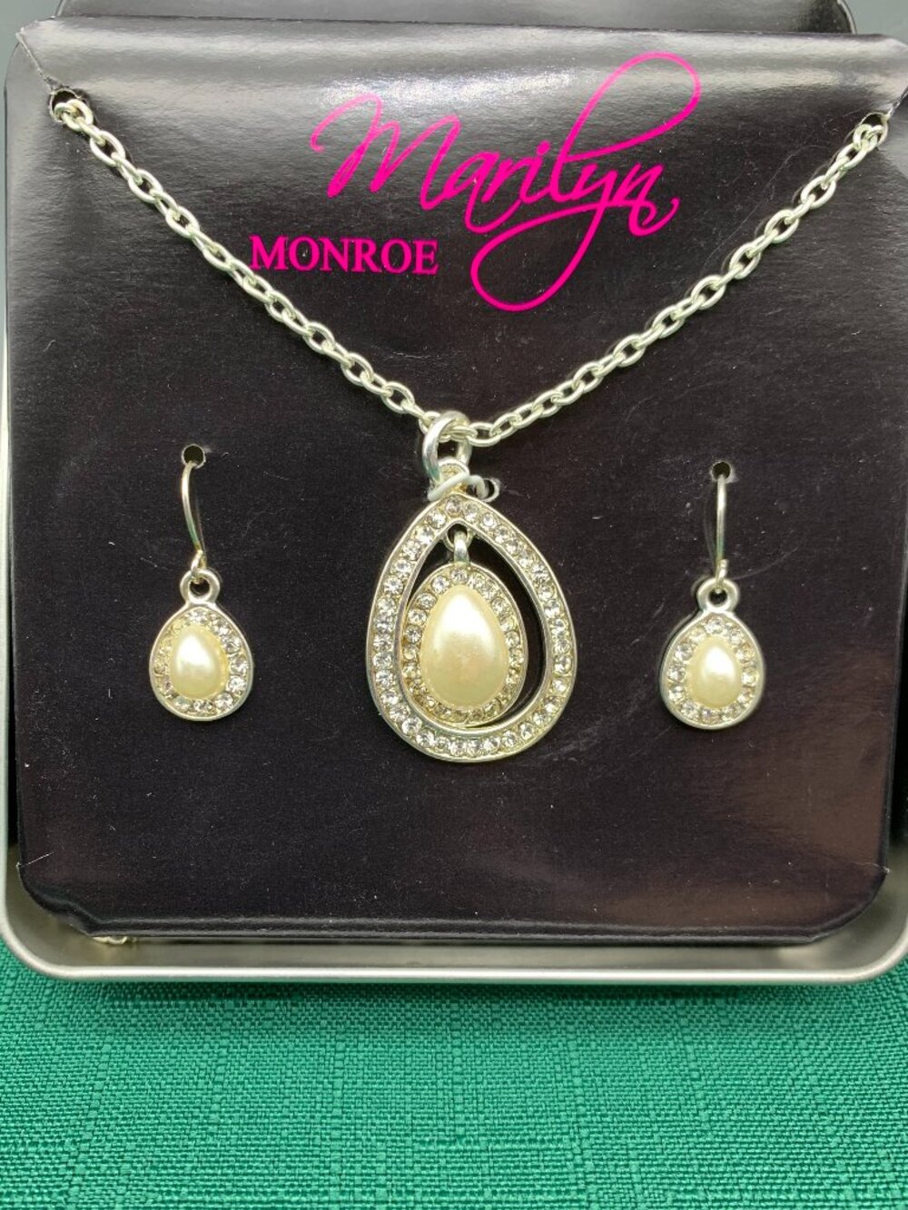 NEW in Box Marilyn Monroe Jewelry Set including Necklace and Earrings